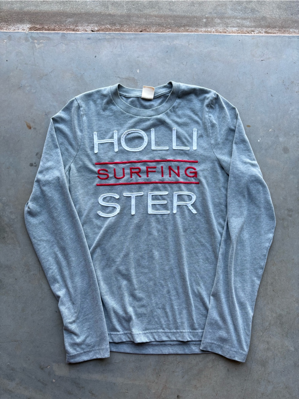 Hollister Light Gray Long-Sleeve Graphic Tee with Red 'Surfing' Detail